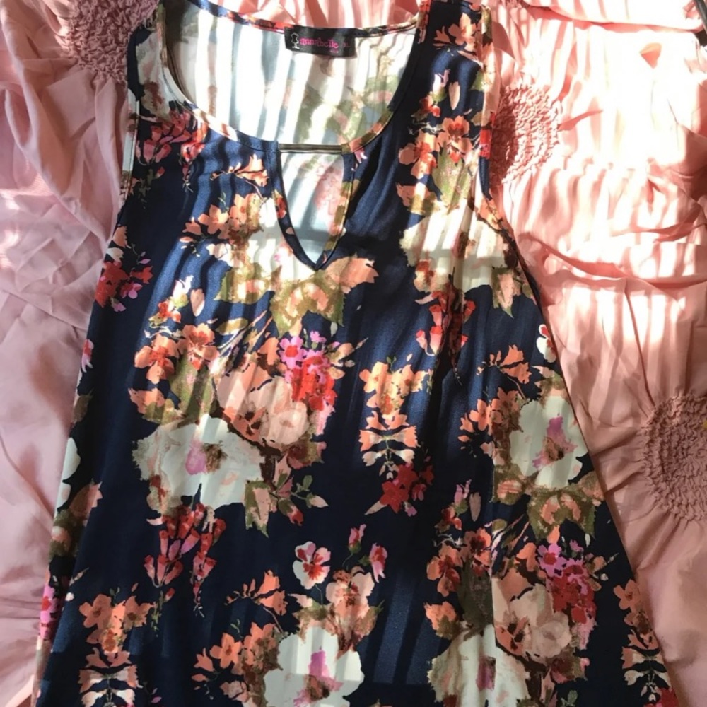 Keyhole flower tank top